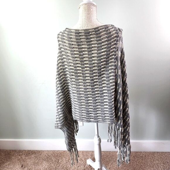 WIN WIN WOMEN'S PULL OVER SHAWL ONE SIZE GRAY WITH FRINGE - Picture 3 of 5